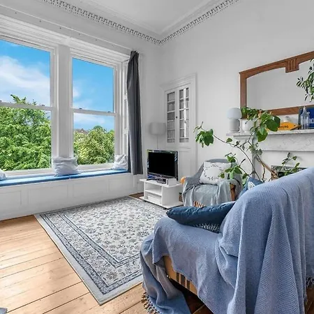 Bright And Spacious Flat Overlooking The Meadows * Edinburgh