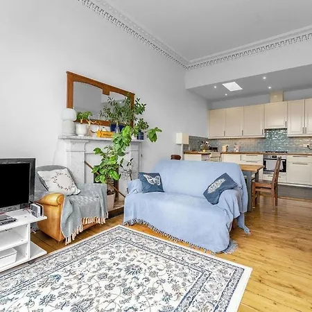 Apartment Bright And Spacious Flat Overlooking The Meadows *