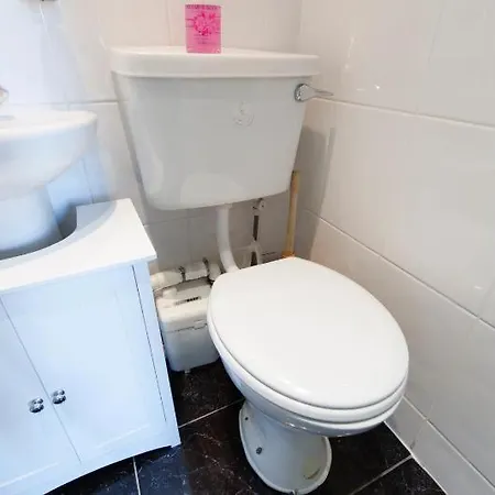 Lauriston Apartment *