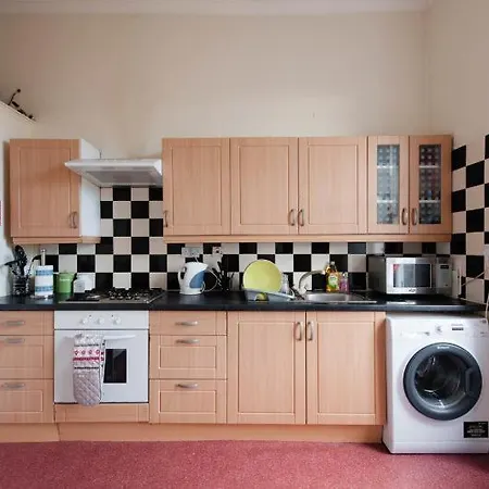 Lauriston Apartment *