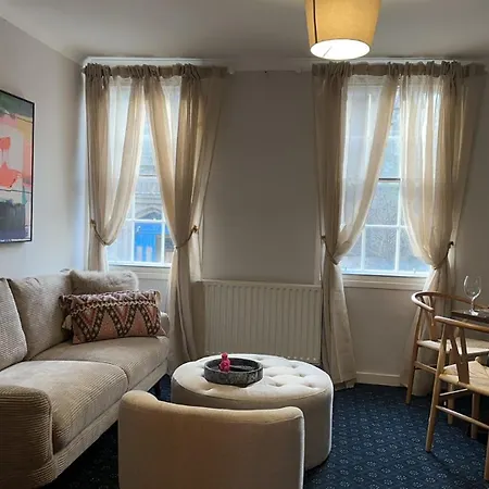 Nicolson Street Two Bedrooms * Edinburgh