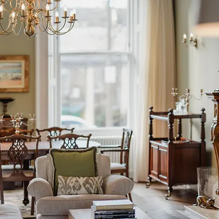 Апартаменты Prestigious Townhouse Close To Princes Street *