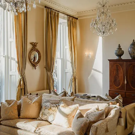 Prestigious Townhouse Close To Princes Street Apartment *