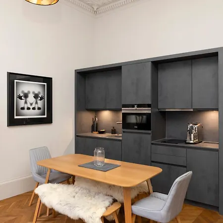 Joivy Modern In West End *