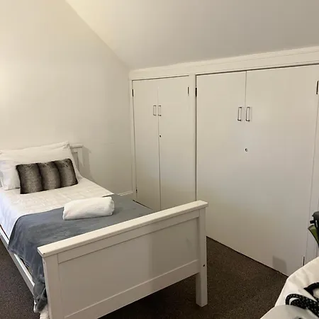 بيت للعطل 4 Bed Near Airport