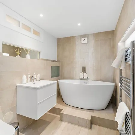 Righ - Luxury West End Artisan Apartment *