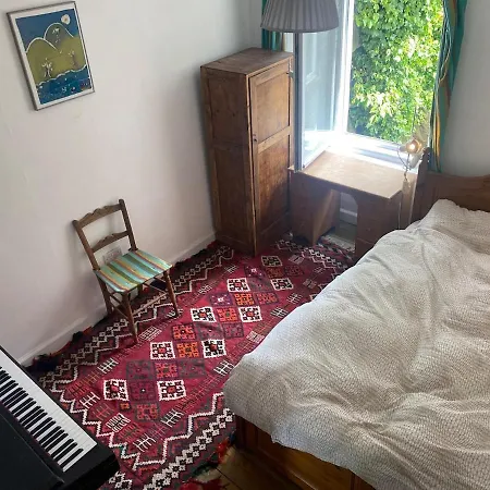 2 Bd Gdn Flat, St Leonards Apartment Edinburgh