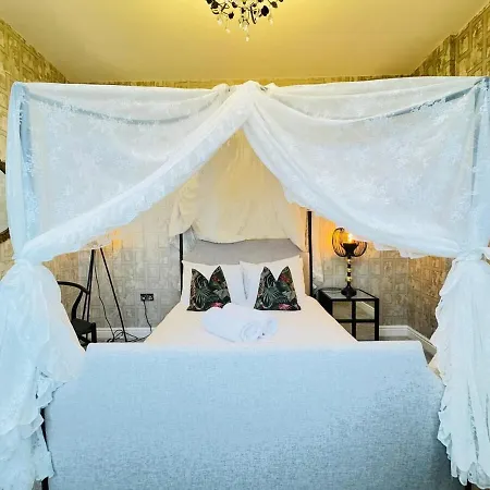 Lejlighed Floor Getaway With Cozy Canopy Bed *