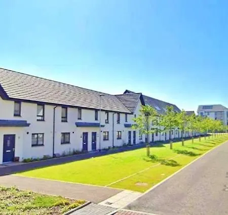 Newbuild - 3 Bedrooms, 2 Baths,5 Mins From Airport Casa de Férias Edimburgo