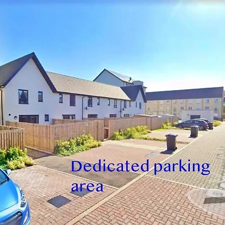 Newbuild - 3 Bedrooms, 2 Baths,5 Mins From Airport * Edimburgo
