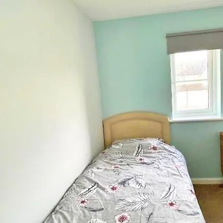 Newbuild - 3 Bedrooms, 2 Baths,5 Mins From Airport Feriehus