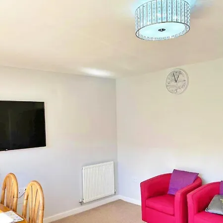 Newbuild - 3 Bedrooms, 2 Baths,5 Mins From Airport Edinburgh