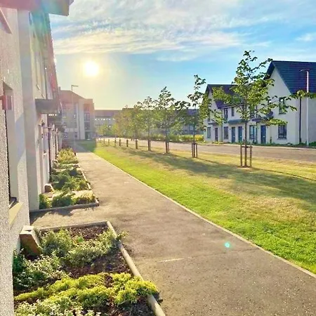 度假居 3 Bed House With Parking Near Airport *