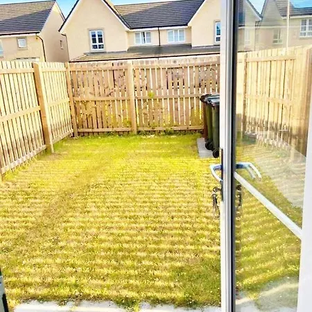 3 Bed House With Parking Near Airport