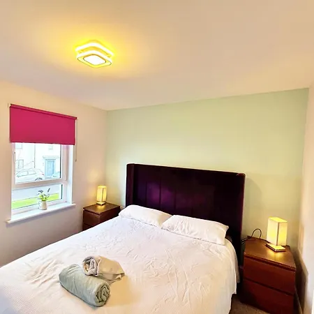 3 Bed House With Parking Near Airport Feriehus *