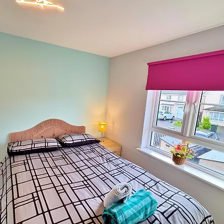 3 Bed House With Parking Near Airport Dom wakacyjny Edynburg