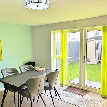 3 Bed House With Parking Near Airport Feriehus
