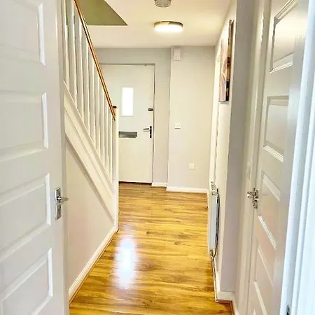 3 Bed House With Parking Near Airport Feriehus *
