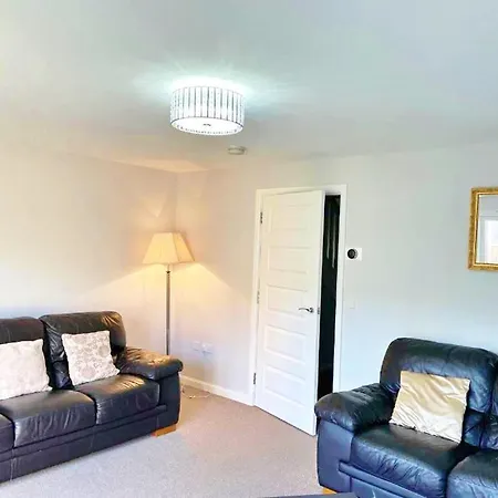 3 Bed House With Parking Near Airport *