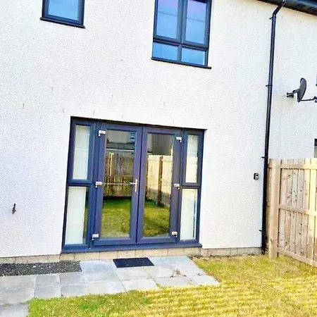 3 Bed House With Parking Near Airport * 爱丁堡