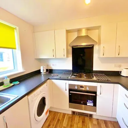 3 Bed House With Parking Near Airport