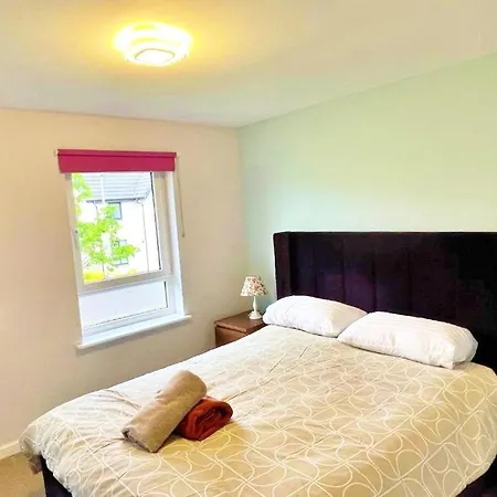 3 Bed House With Parking Near Airport 度假居