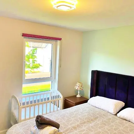 3 Bed House With Parking Near Airport *