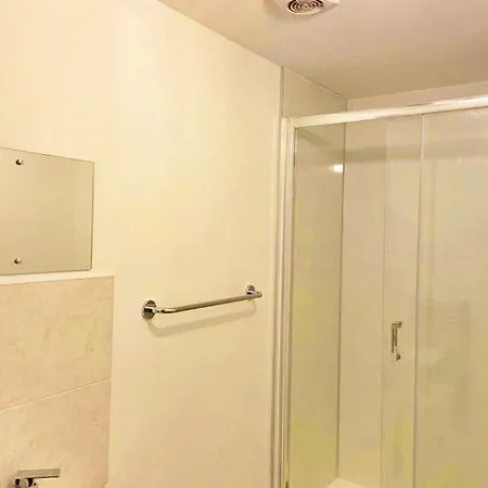 度假居 3 Bed House With Parking Near Airport *