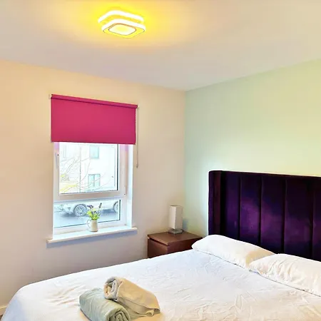 3 Bed House With Parking Near Airport 爱丁堡