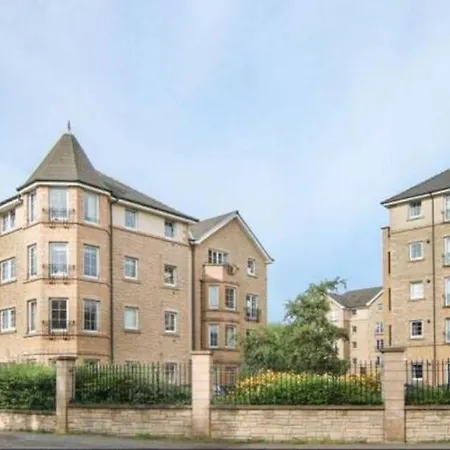 Ubytování v soukromí Double With Private Bathroom And Parking In 2 Bedroom Shared Flat Edinburgh