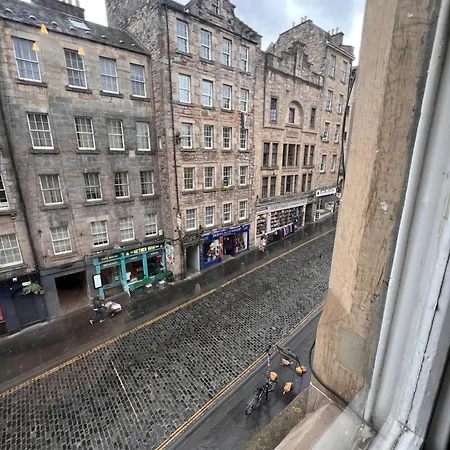 John Knox's On Edinburgh's Royal Mile Daire *