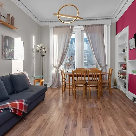 Free Parking | Centre | Sleeps 9 | 3 Bedrooms *
