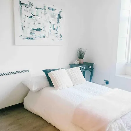 Chic Flat Close To Edinburgh, Airport, & Zoo Apartment