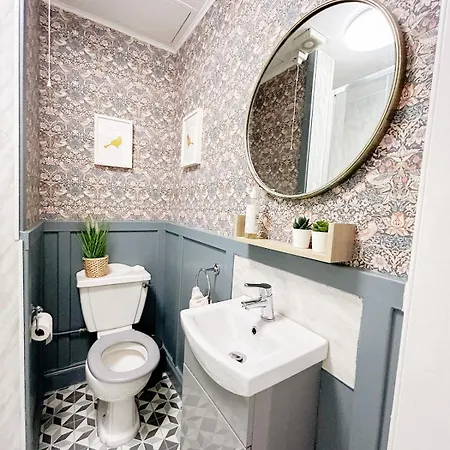 Chic Flat Close To Edinburgh, Airport, & Zoo Apartment