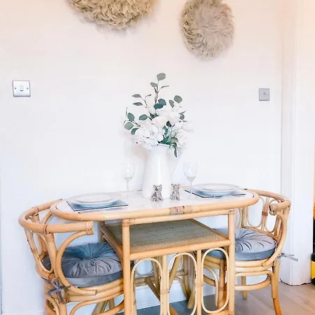 Apartment Chic Flat Close To Edinburgh, Airport, & Zoo