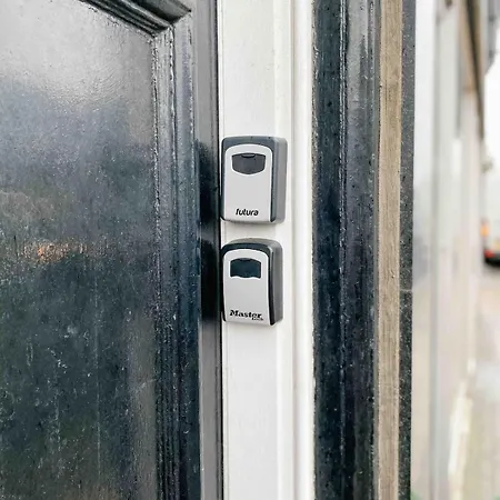 Chic Flat Close To Edinburgh, Airport, & Zoo Apartment