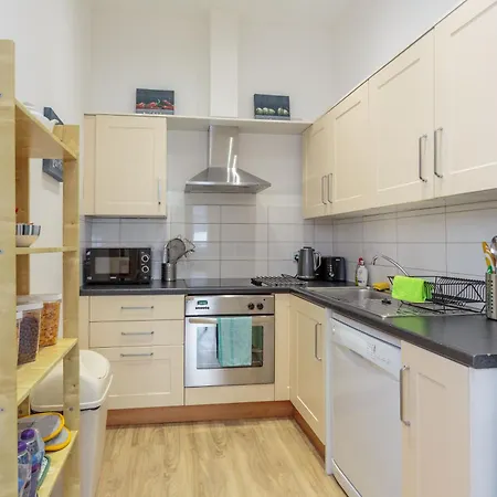 Free Parking - Centre - 2 Bedrooms - Sleeps 6 *