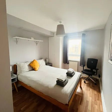 Spacious Retreat At Prime Location With Free Parking& Balcony Lägenhet