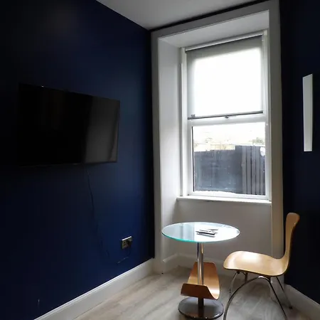 Ground Floor Flat With Patio And Hot Tub Near Murrayfield Stadium Edinburgh