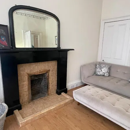 Large Flat In Chic Bruntsfield *