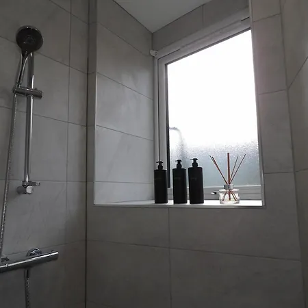 Convenience, Calm Comfort-- A Stylish One-bedroom Retreat Just 3 Stops From The Heart Of The 爱丁堡