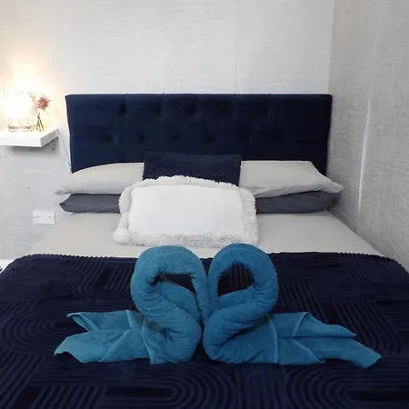 Convenience, Calm Comfort-- A Stylish One-bedroom Retreat Just 3 Stops From The Heart Of The