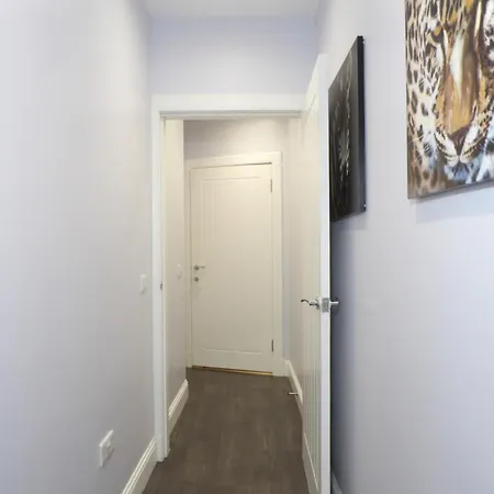 Convenience, Calm Comfort-- A Stylish One-bedroom Retreat Just 3 Stops From The Heart Of The 公寓