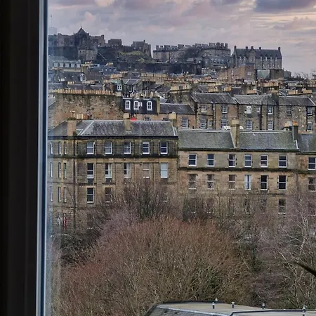 Castle Views! Stylish 2bd Flat, Sleeps 4 Apartment *
