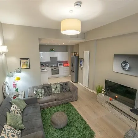 Modern Main Door Flat Center * Edinburgh