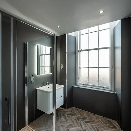 No. 53 Frederick Street Pensión 3*