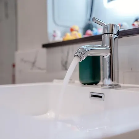 Unique Two Bed In Apartment *