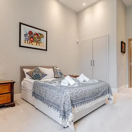 Unique Two Bed In Apartment *