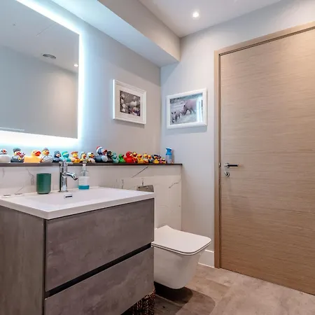 Unique Two Bed In Apartment *