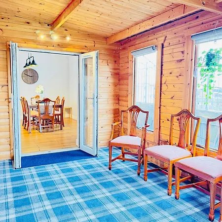 Top Floor Apartment With Castle Views Lägenhet
